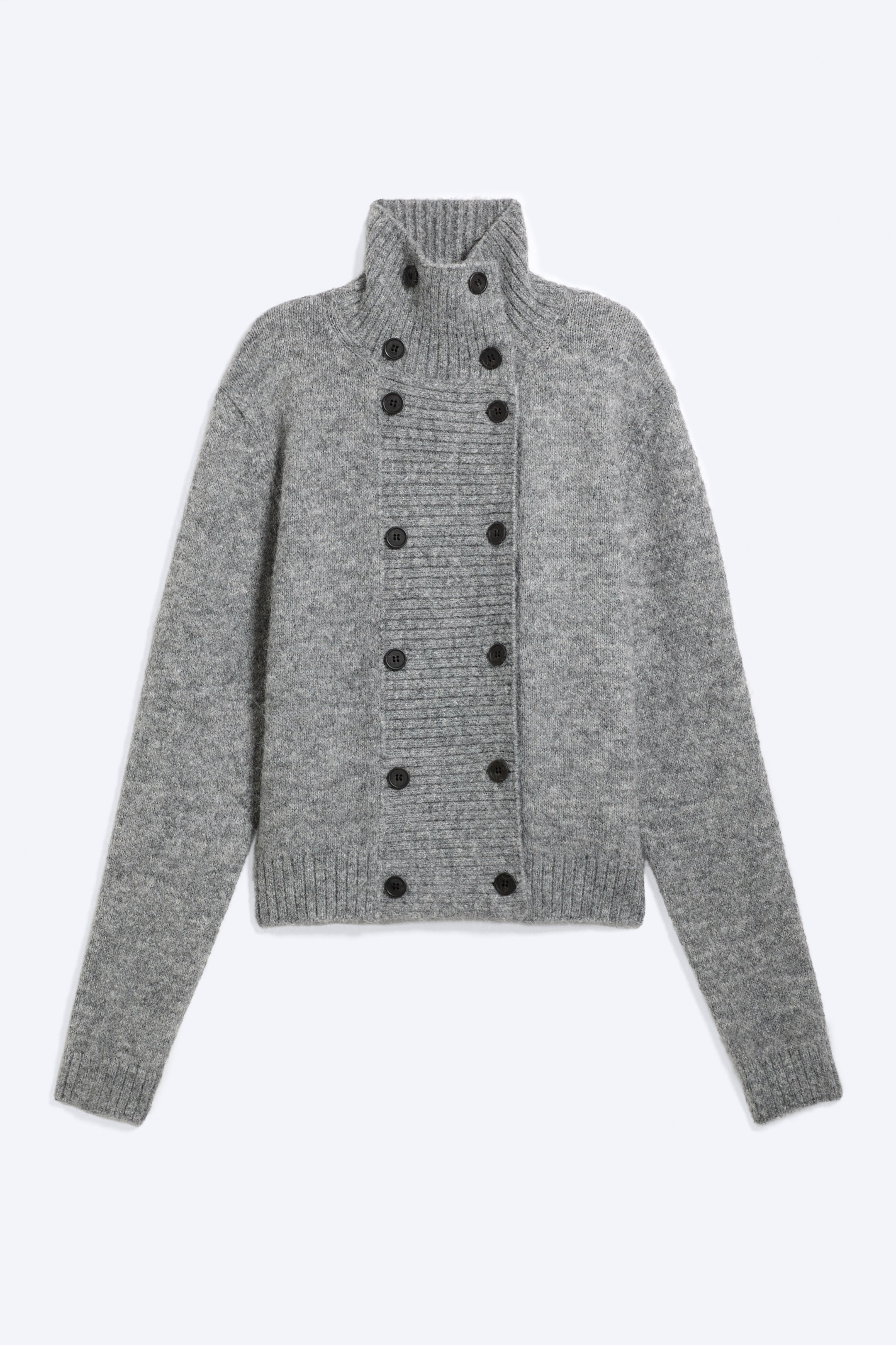 Agrandir l'image: Un cardigan boutonné croisé en maille gris chiné est présenté de face, avec un col cheminée côtelé montant et deux rangées parallèles de boutons foncés le long d’un panneau avant côtelé. Ce vêtement en maille à manches longues présente des poignets côtelés et un ourlet côtelé assorti.