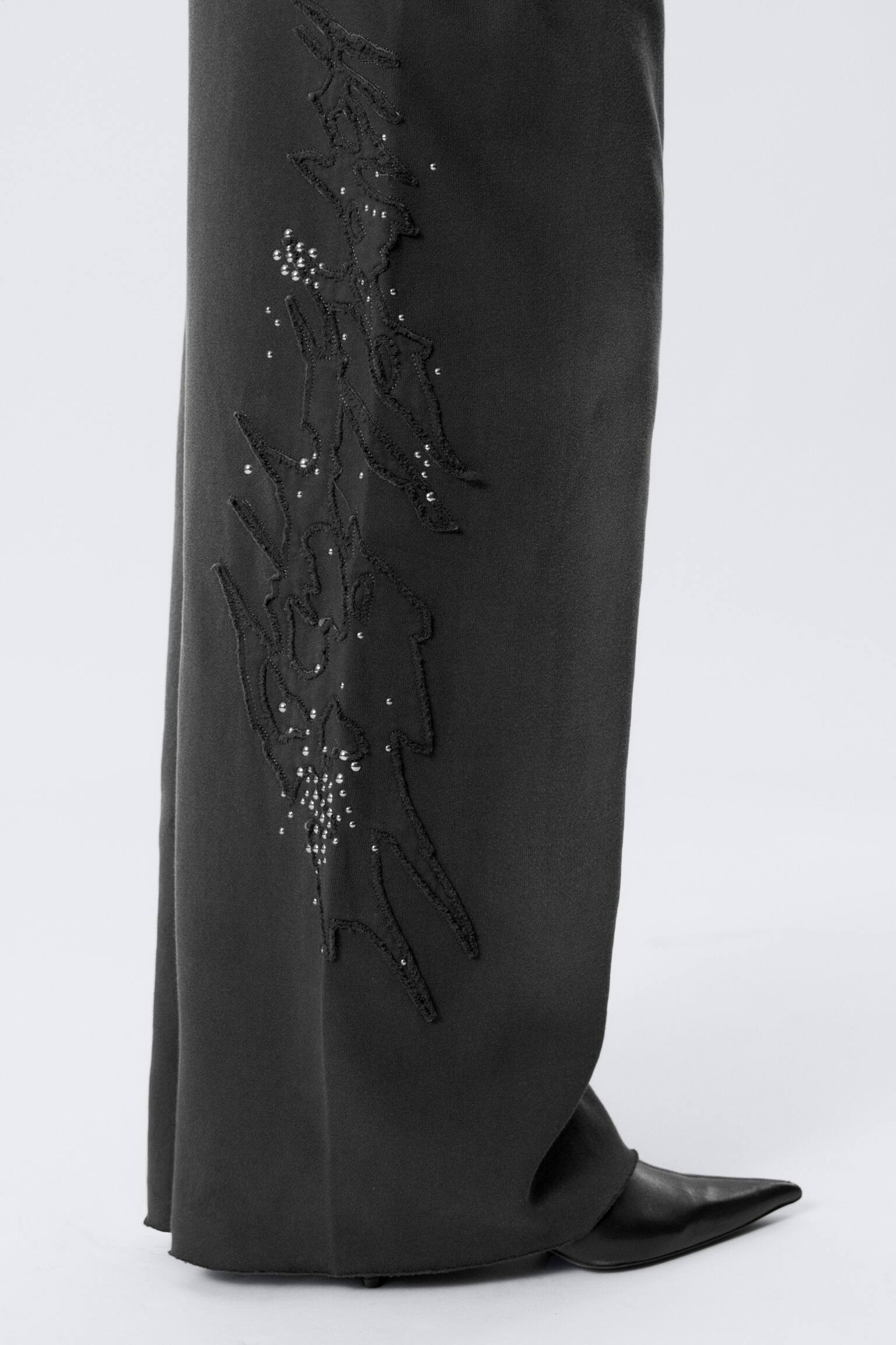 Долнище на анцуг с ниска талия, свободна кройка и декорация с капси - С шипове в черно - 5