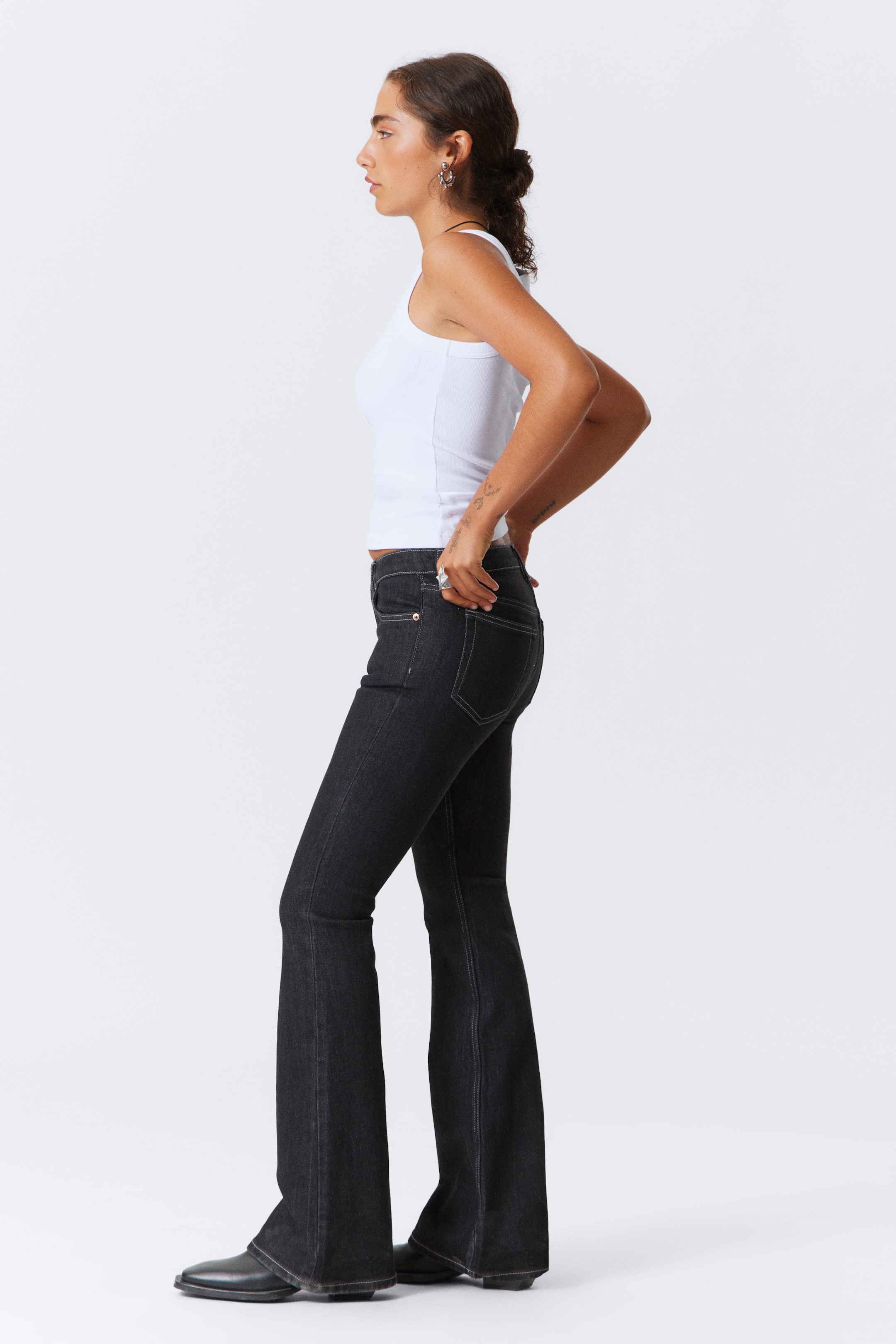 Ver imagen más grande: Vaqueros de tiro bajo ajustados, acampanados Flare - Negro lavado - Negro - MUJER | H&M ES 5
