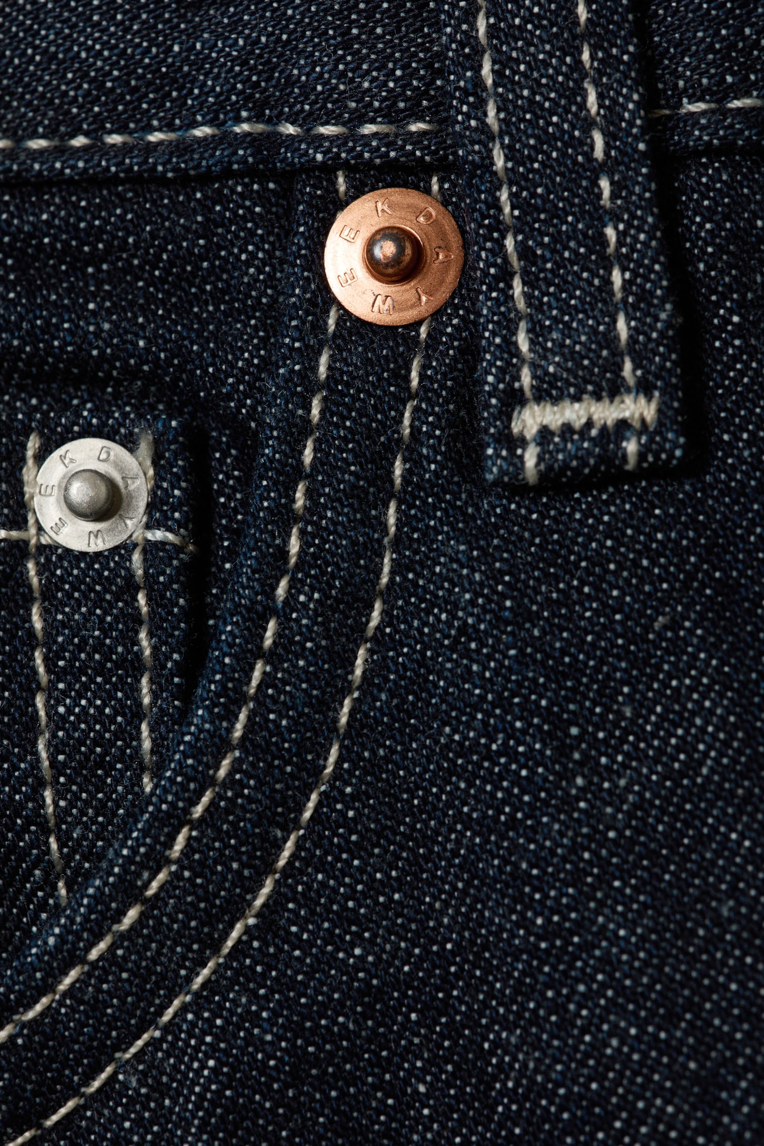 Nebula-malliset välikaistalevyiset unisex-farkut - Blue Rinse – tummansininen/Chelsea Black – musta - 3