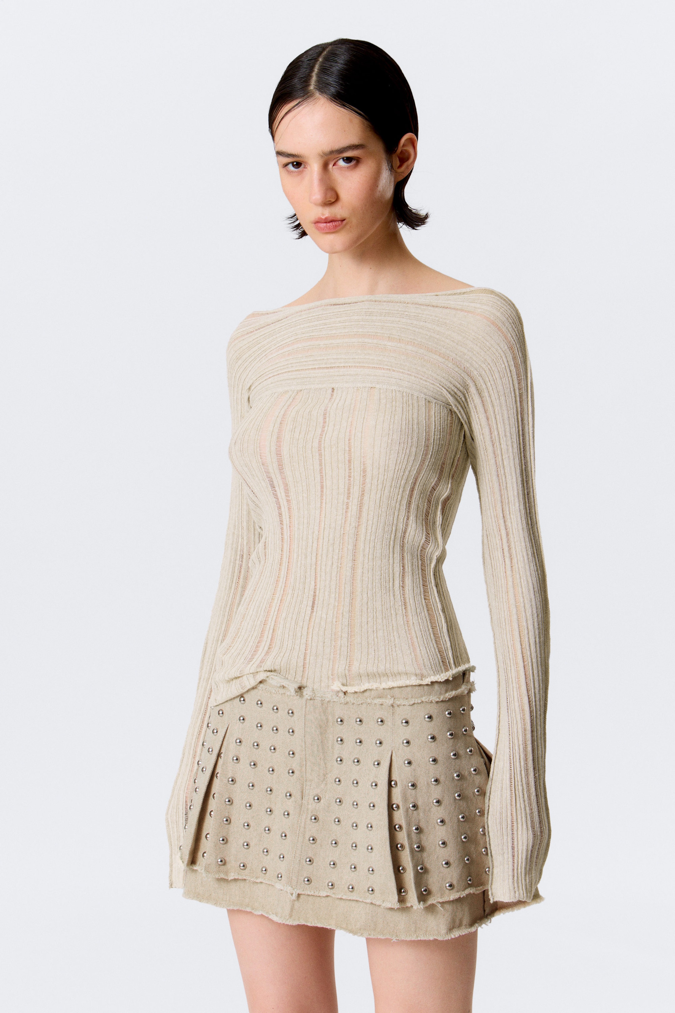 Beige - Figurbetonter Strickpullover mit U-Boot-Ausschnitt - 1