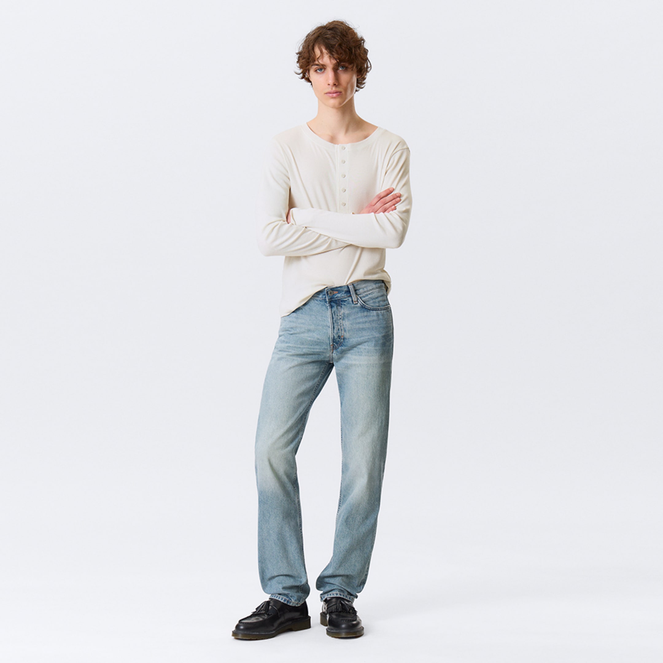 Model wearing a pair of regular fit jeans