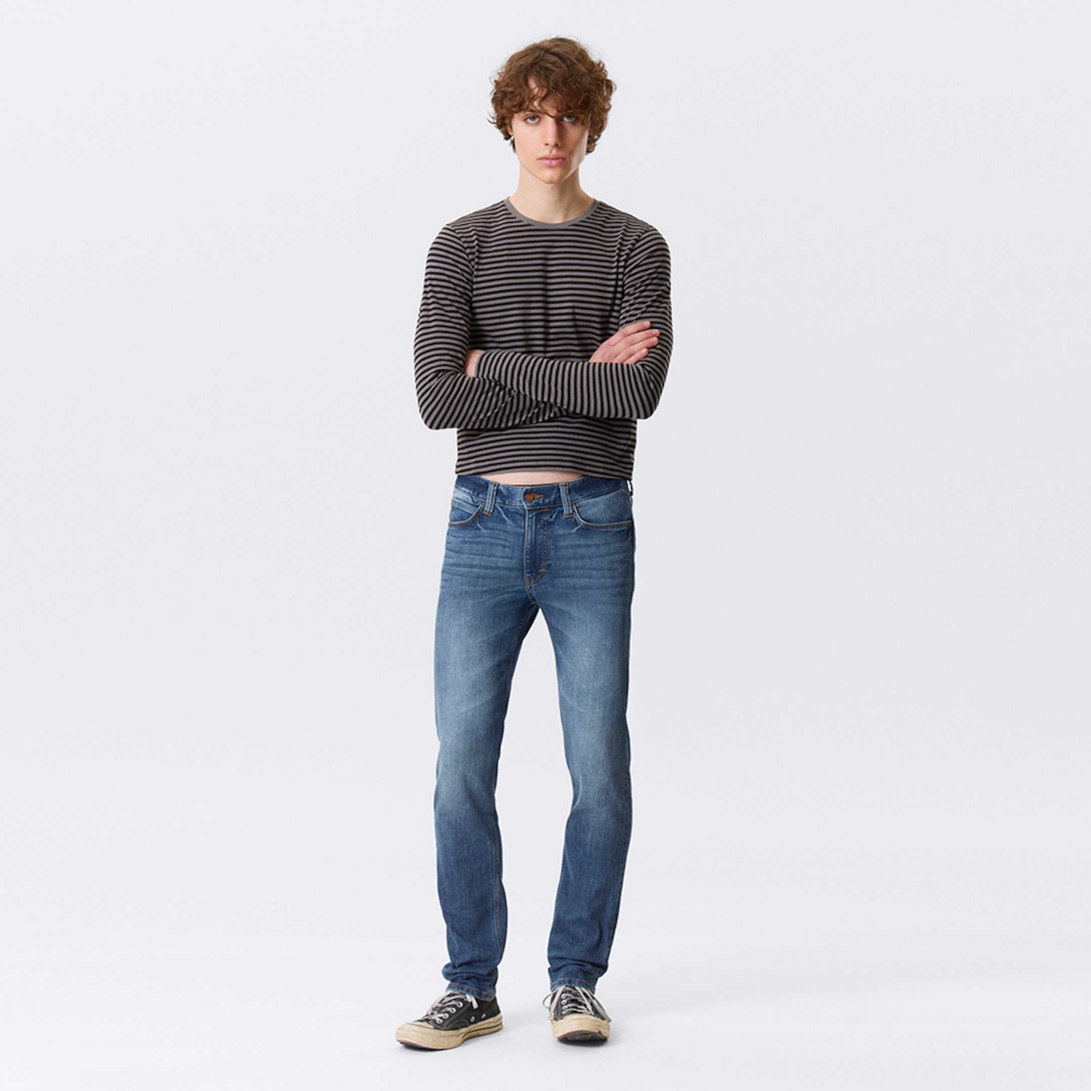 Model wearing a pair of skinny fit jeans