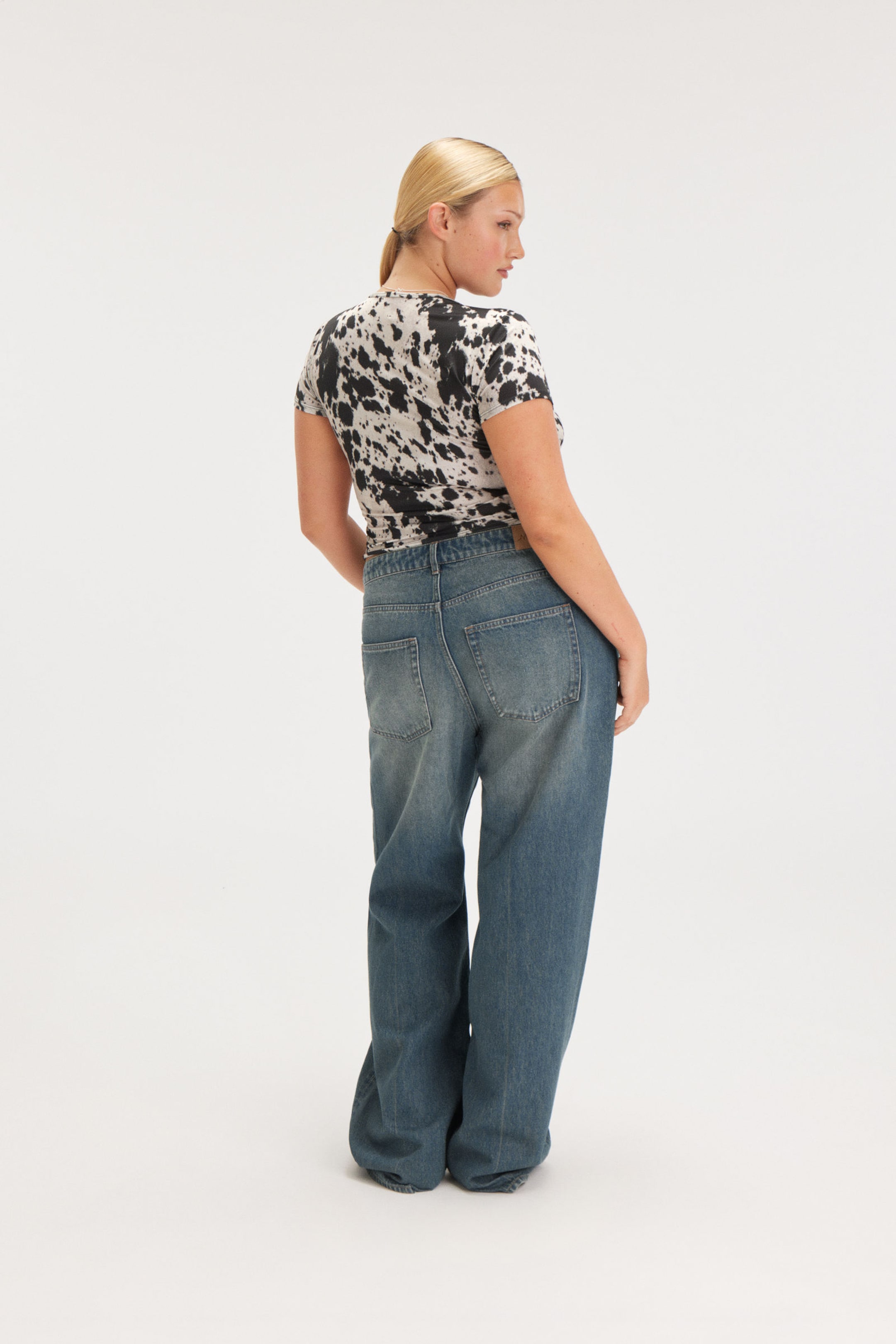 Dusty White - Cow Print - Cropped t-shirt - 2