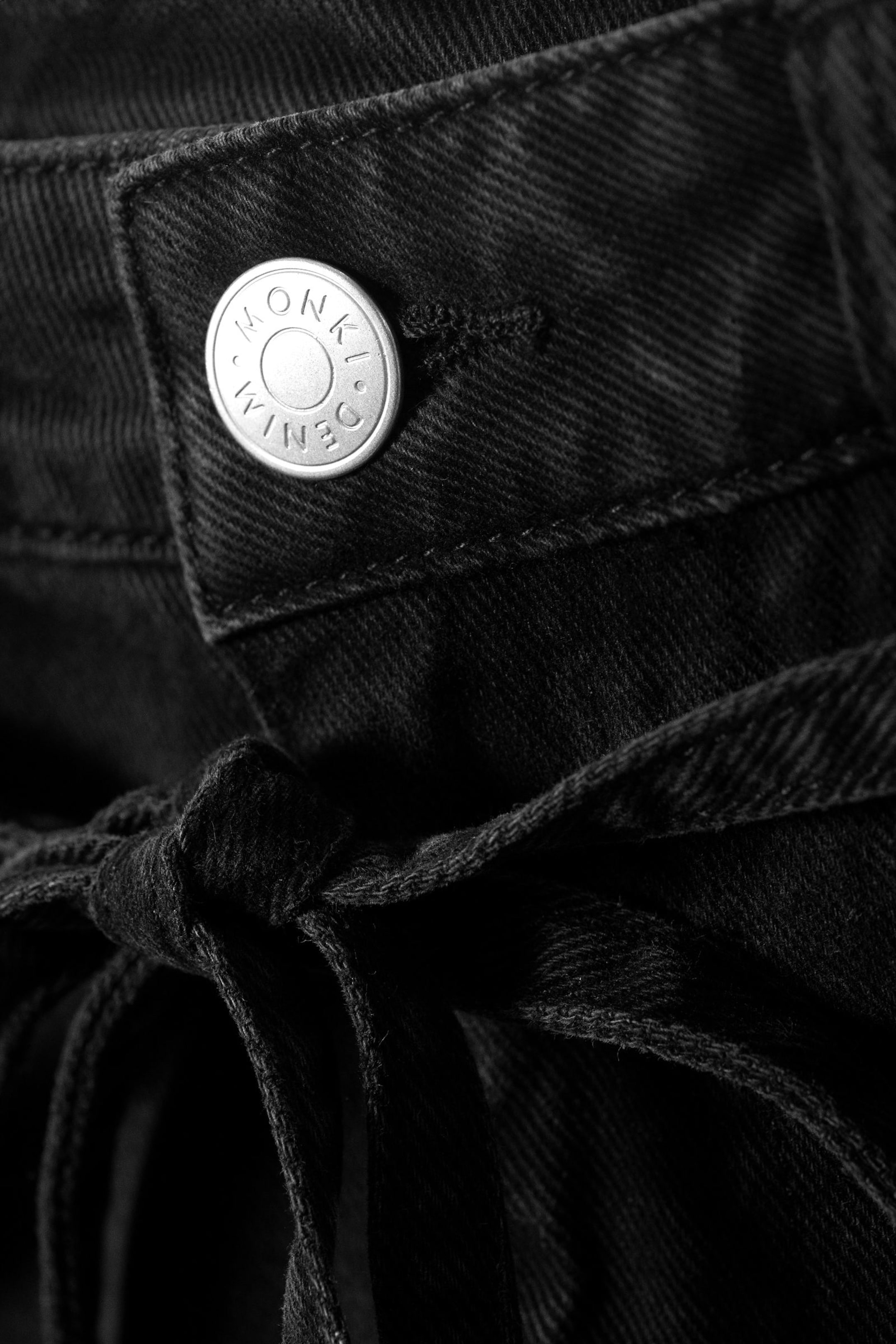 Black - Low Waisted Relaxed Twill Trousers - 4