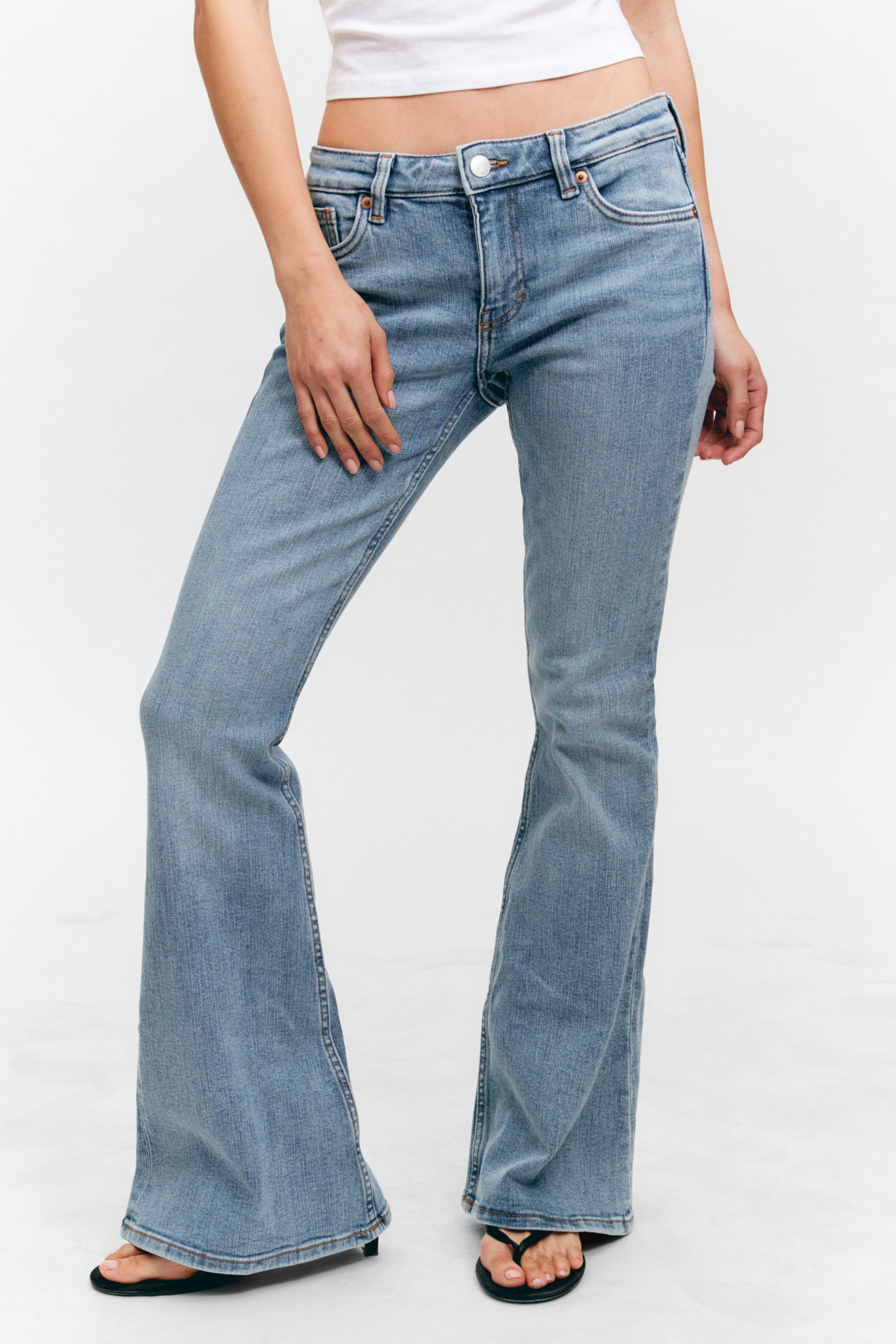 #8898AC - Katsumi Jeans mit Schlag und niedriger Taille - 2