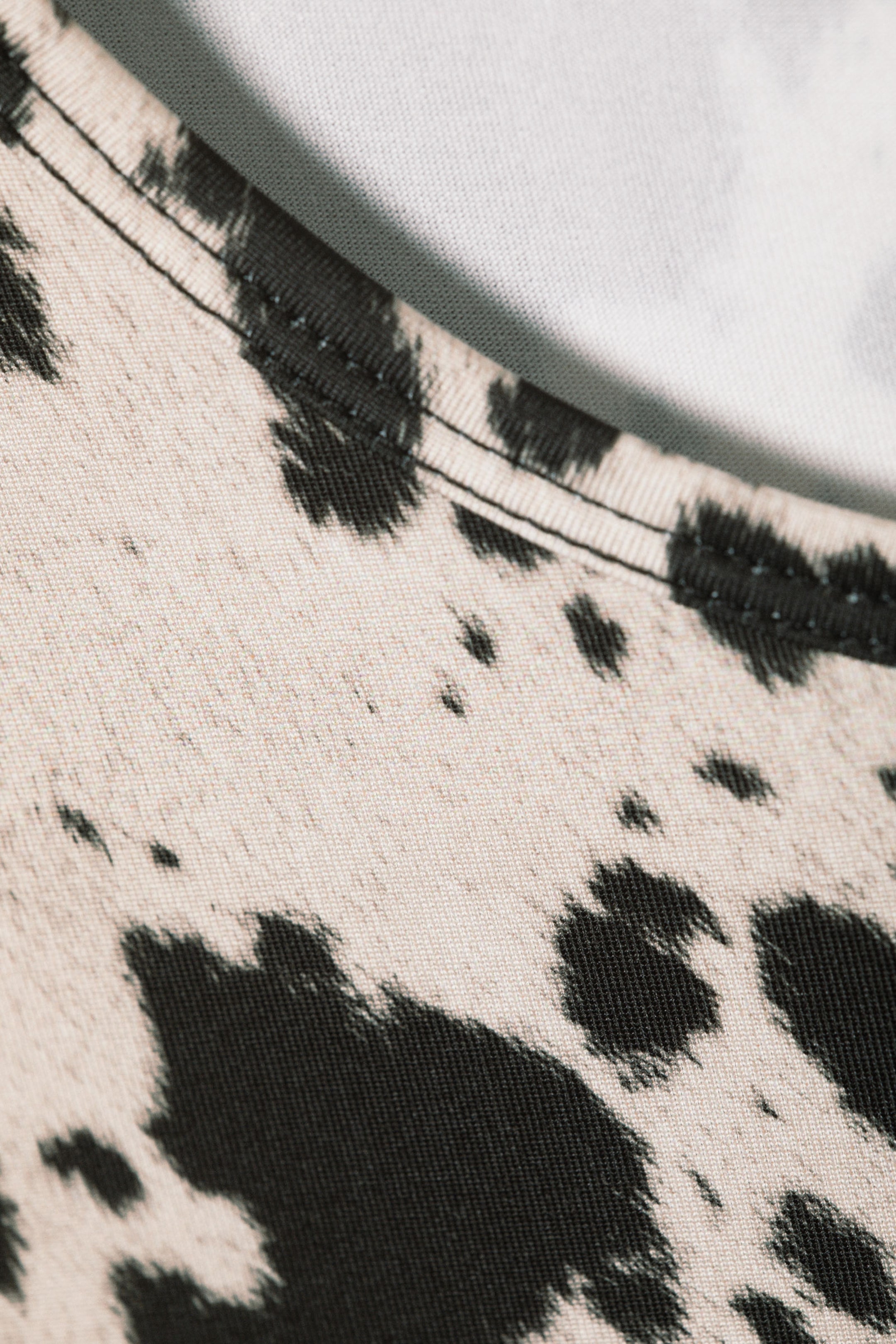 Dusty White - Cow Print - Cropped t-shirt - 4