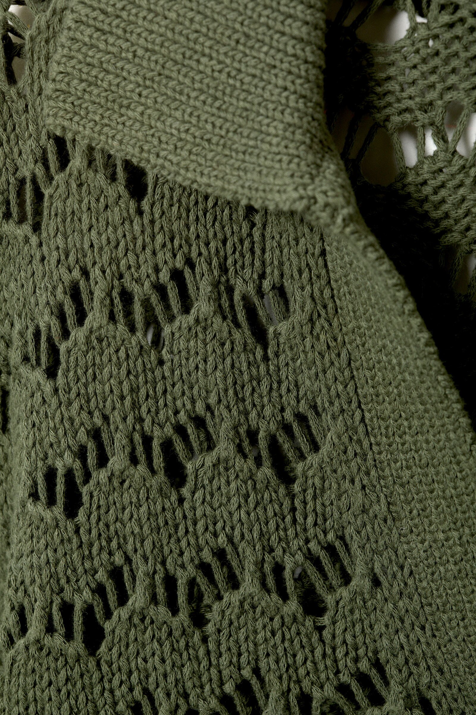 Knitted jumper with a wavy neckline - green | s.Oliver