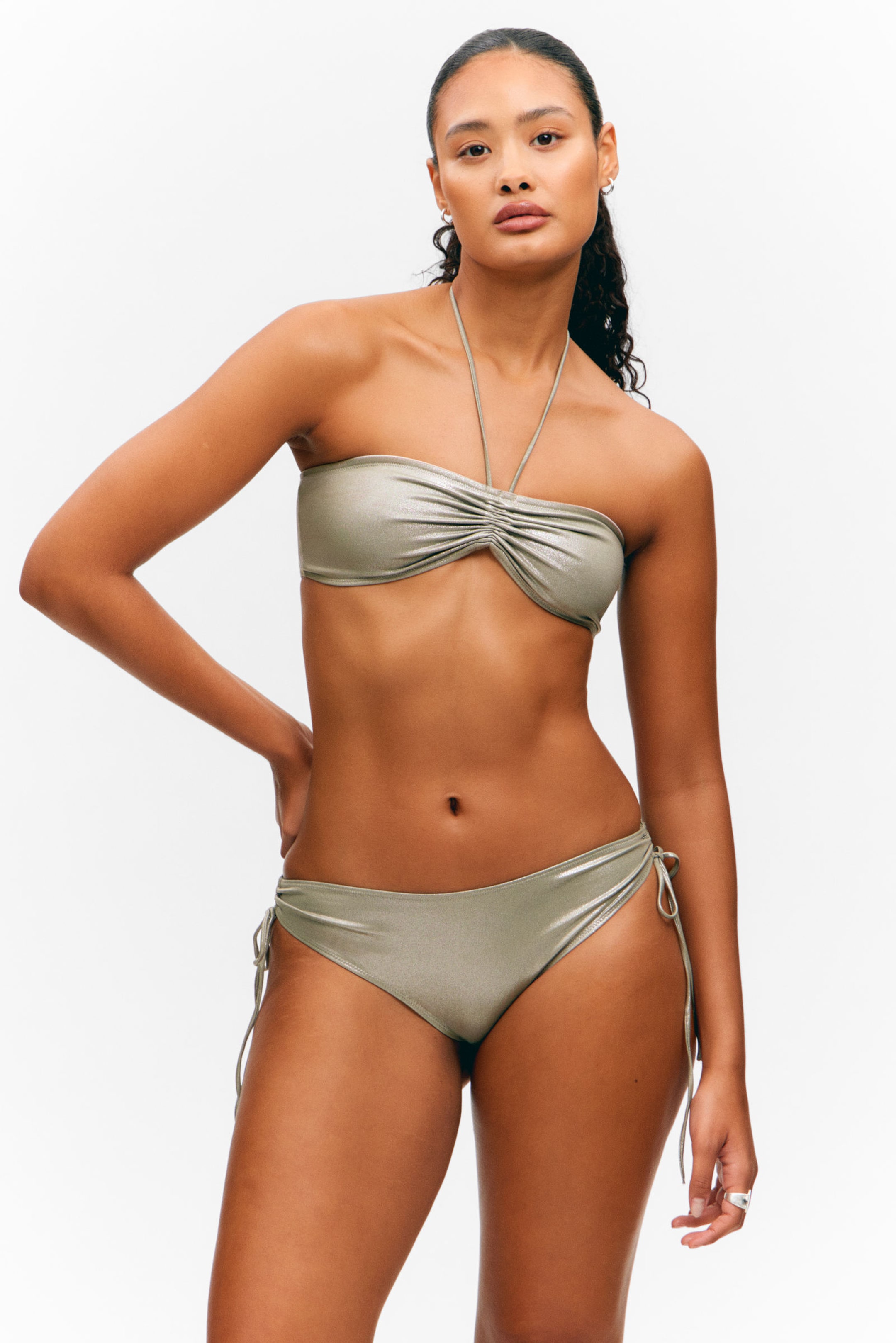 #8D8C81 - Glitzerndes Bikinihöschen mit seitlichen Schnüren - 2