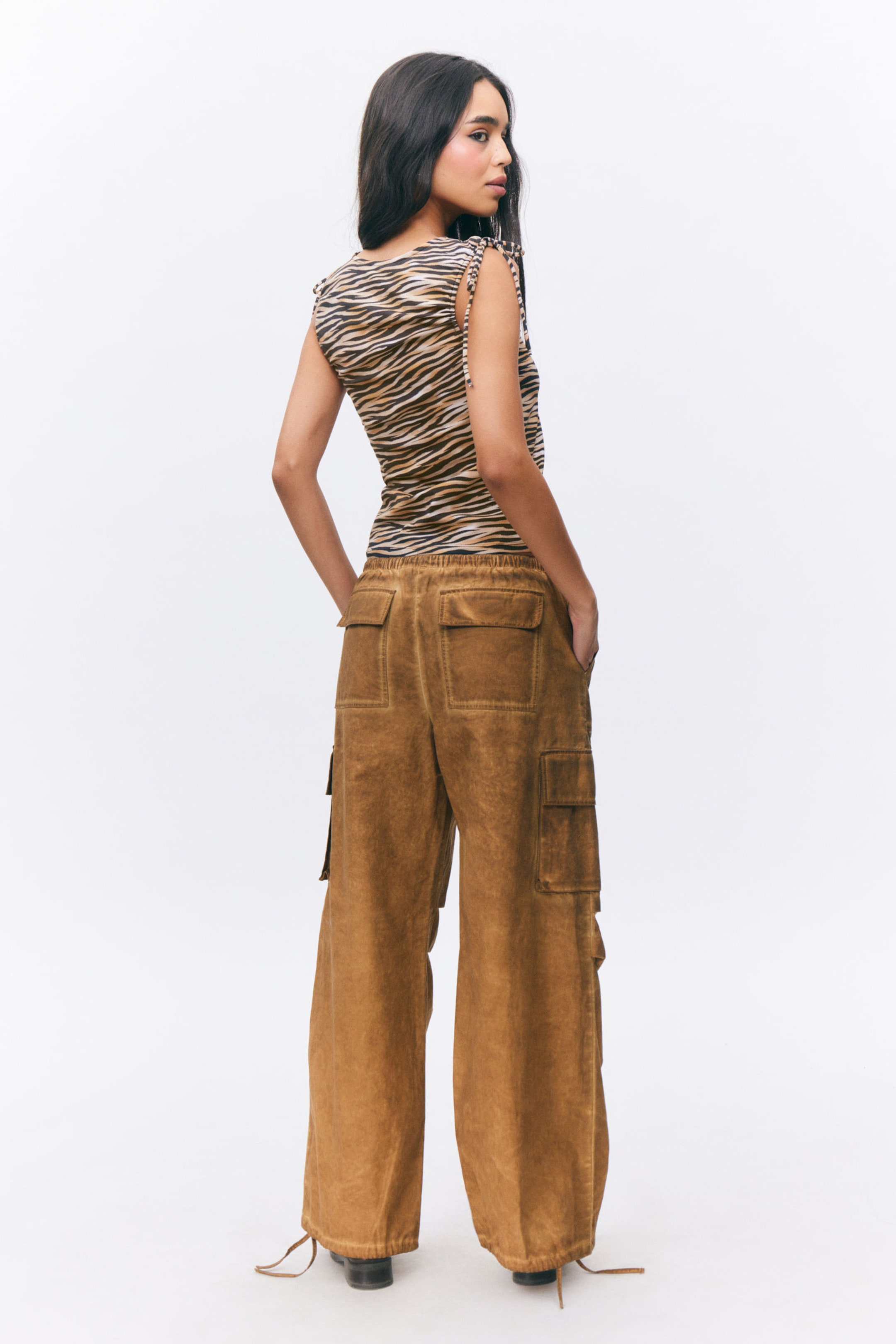 Tiger-striped - Sleeveless Tie Keyhole Top - 2
