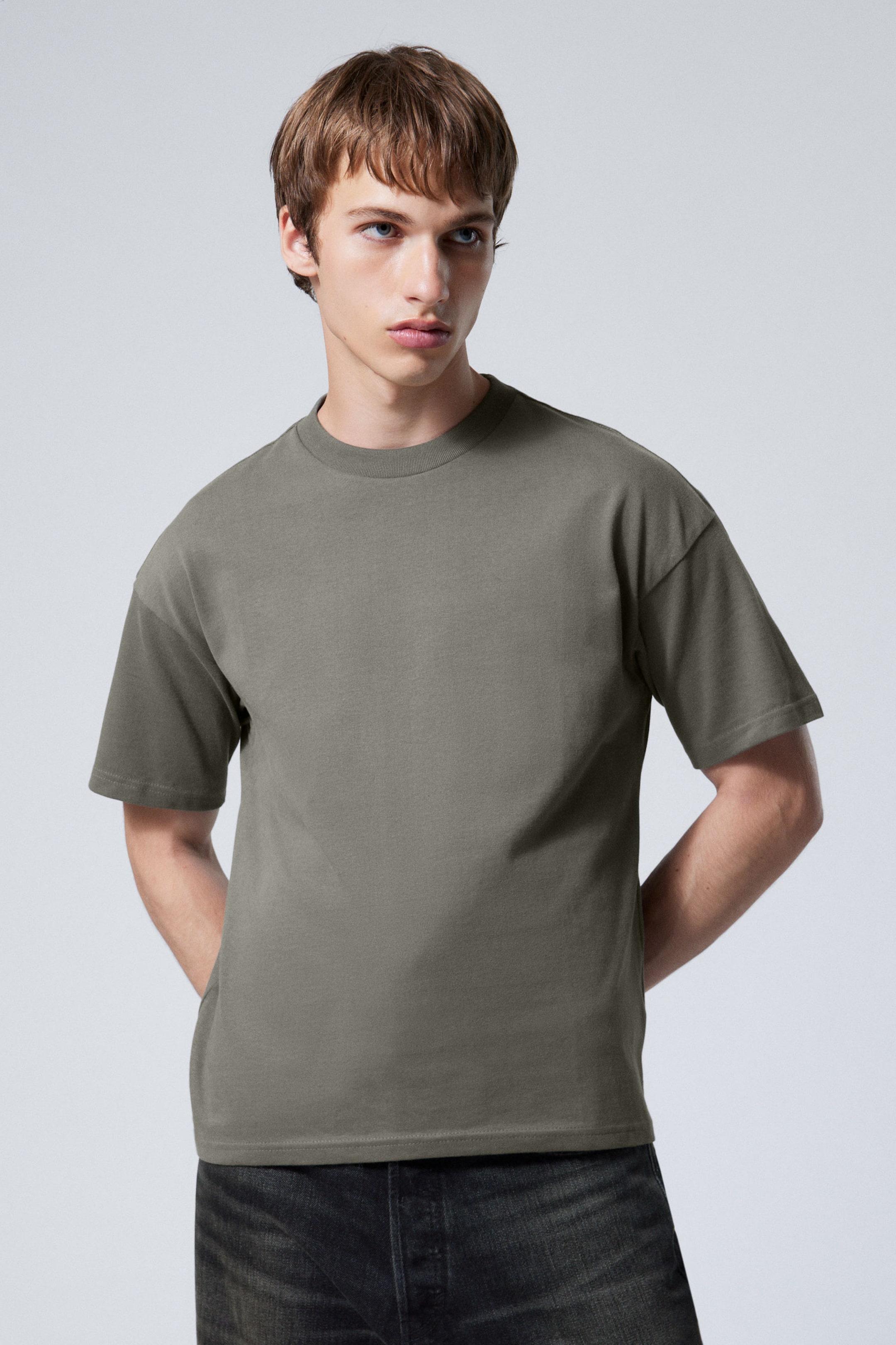 Dunkles, gedecktes Khaki - Kastiges T-Shirt - 0