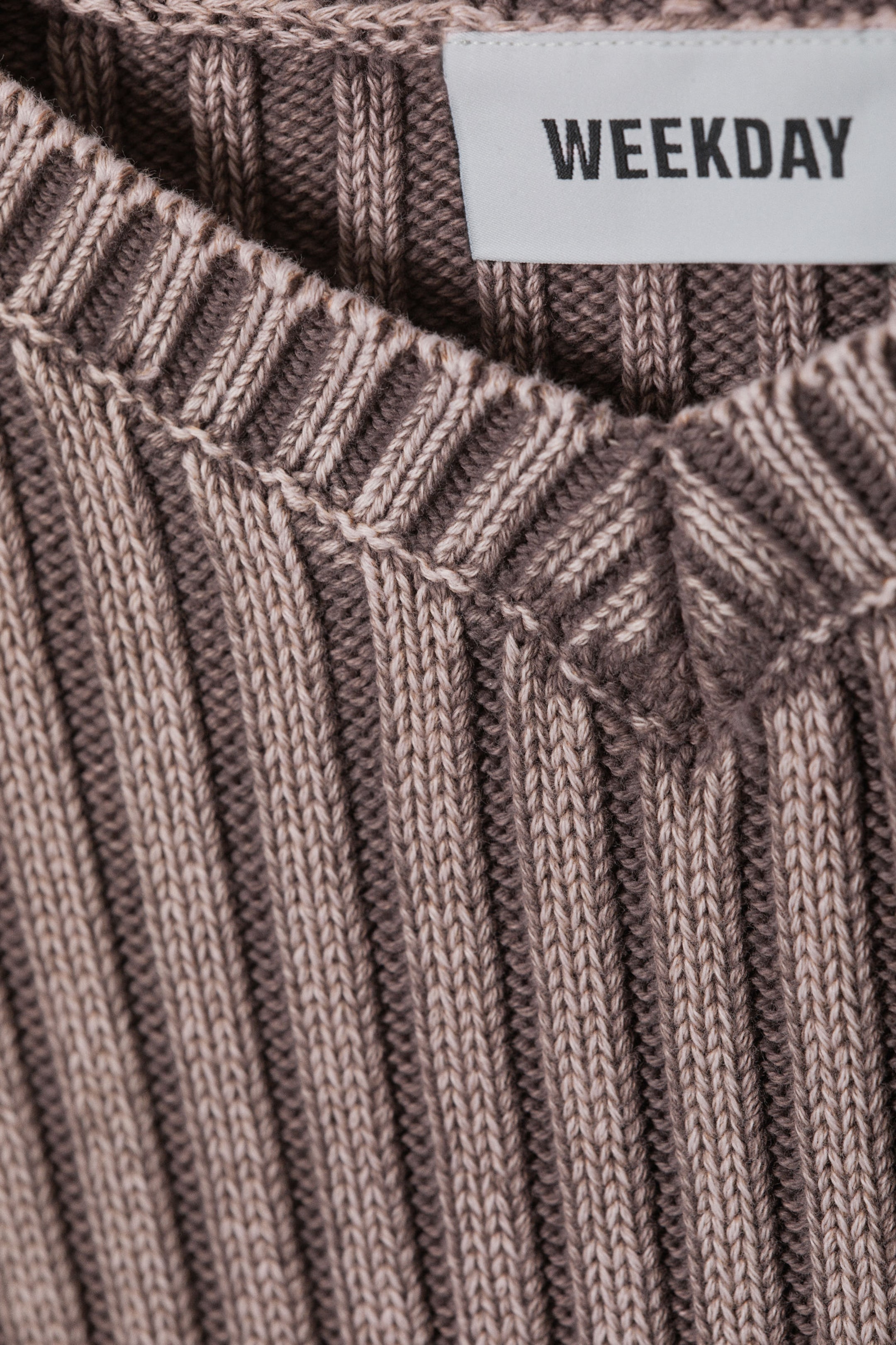 Dunkelgrau meliert - Schmaler Strickpullover mit V-Ausschnitt - 4