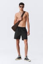 Schwarz kariert - Badeshorts aus kariertem Nylon - 1