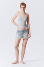 #8898AC - Centure låg midja fransad denim minikjol