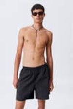 Schwarz kariert - Badeshorts aus kariertem Nylon - 0