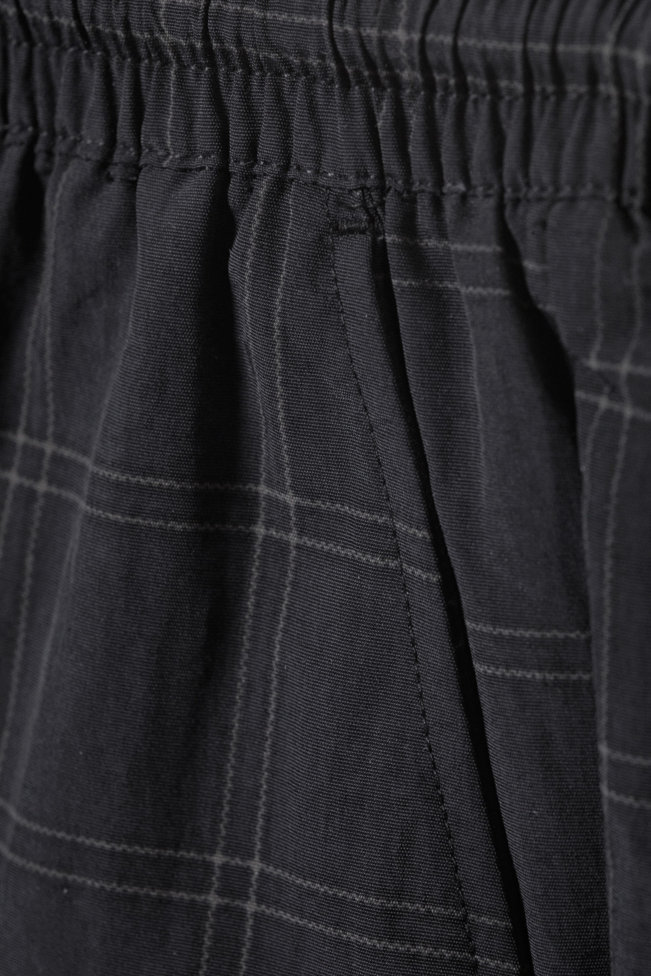 Schwarz kariert - Badeshorts aus kariertem Nylon - 5