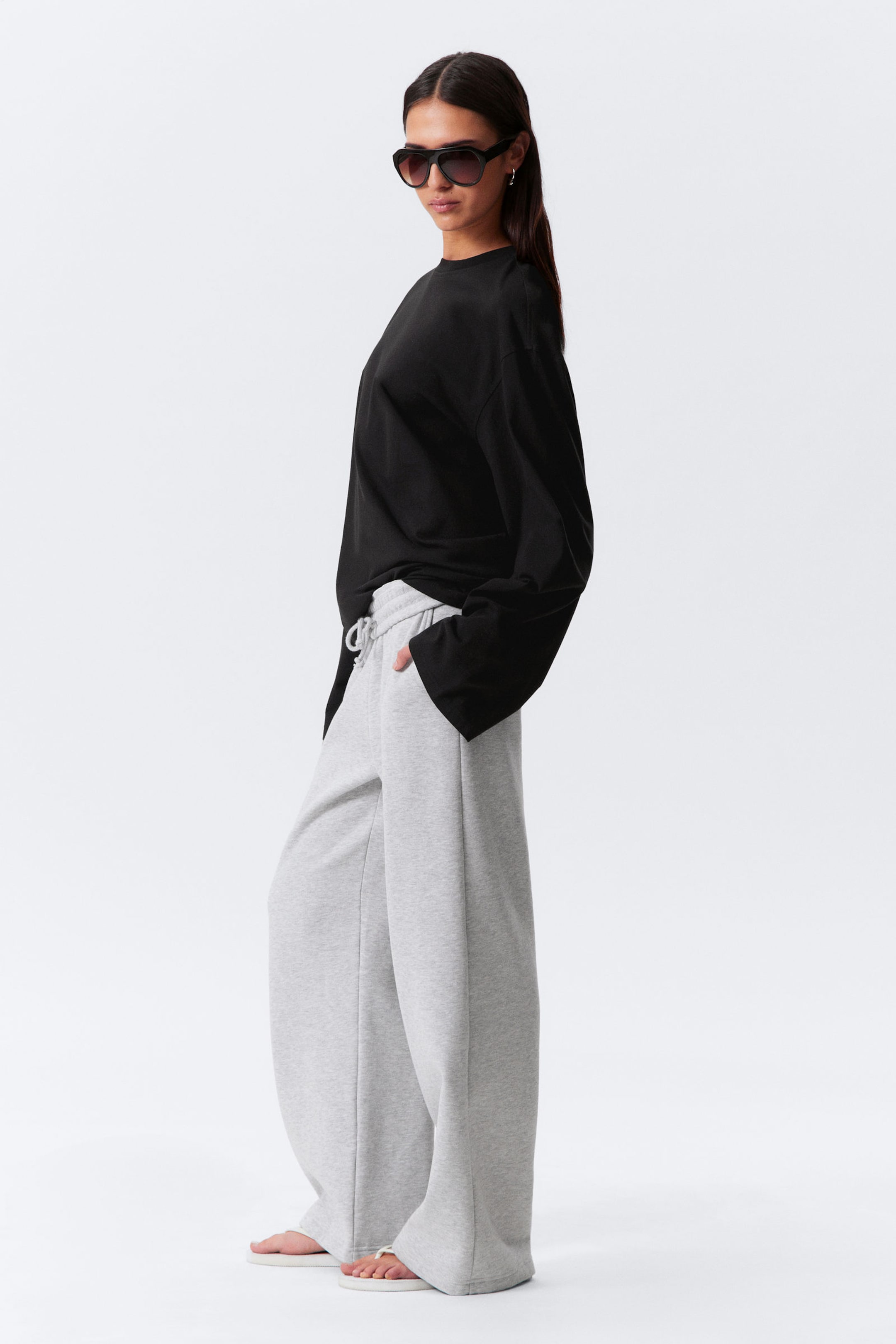 【2024年製 新品】 Washed - trousers track velvet washed loose Black EU Weekday | パンツ