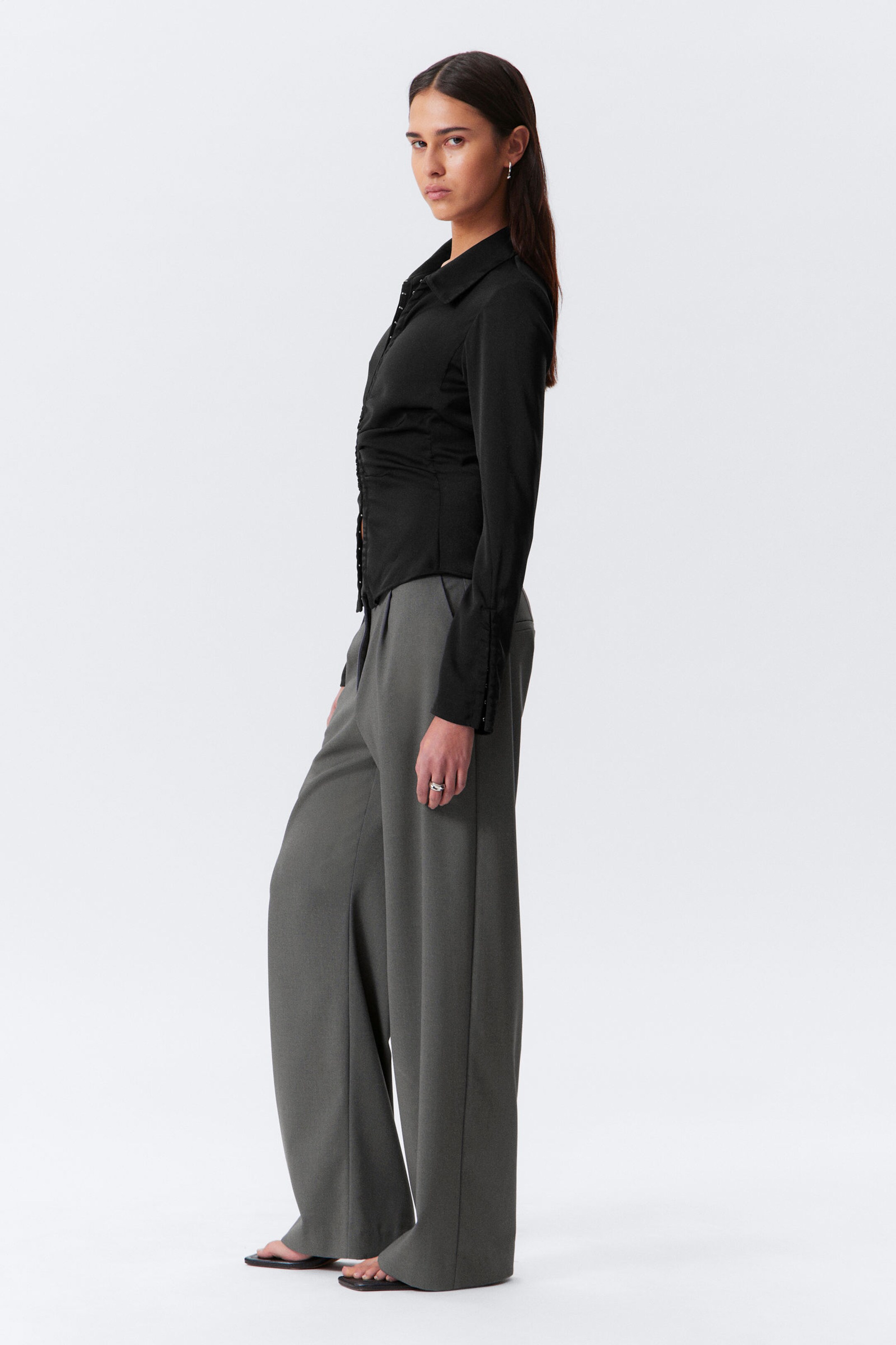 relaxed mid rise pleated suiting trousers - Black | Weekday EU