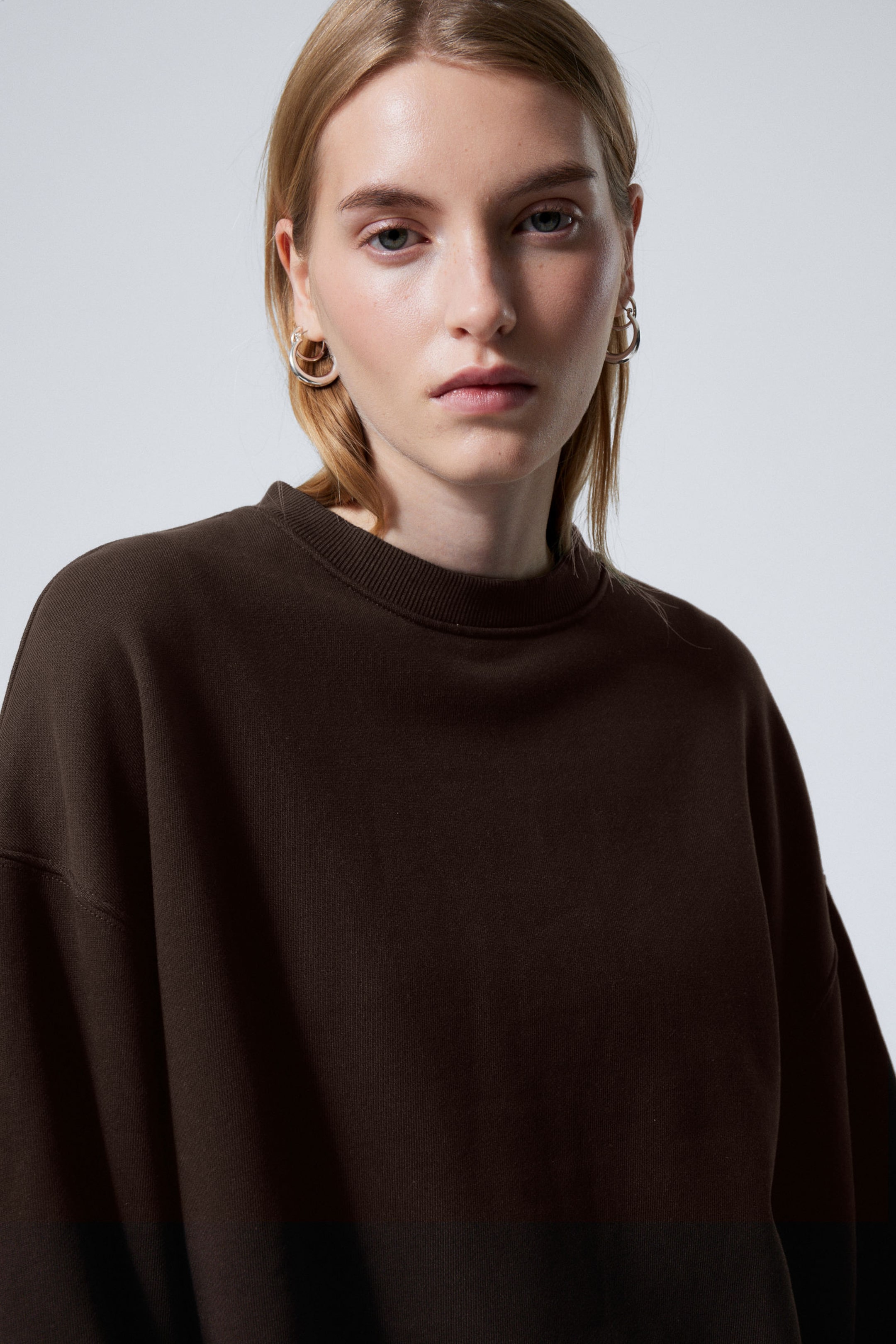 Dark Brown - Long-Sleeved Oversized Sweatshirt - 1