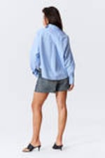 Hellblau - Lockeres cropped Langarmshirt aus Baumwolle - 3
