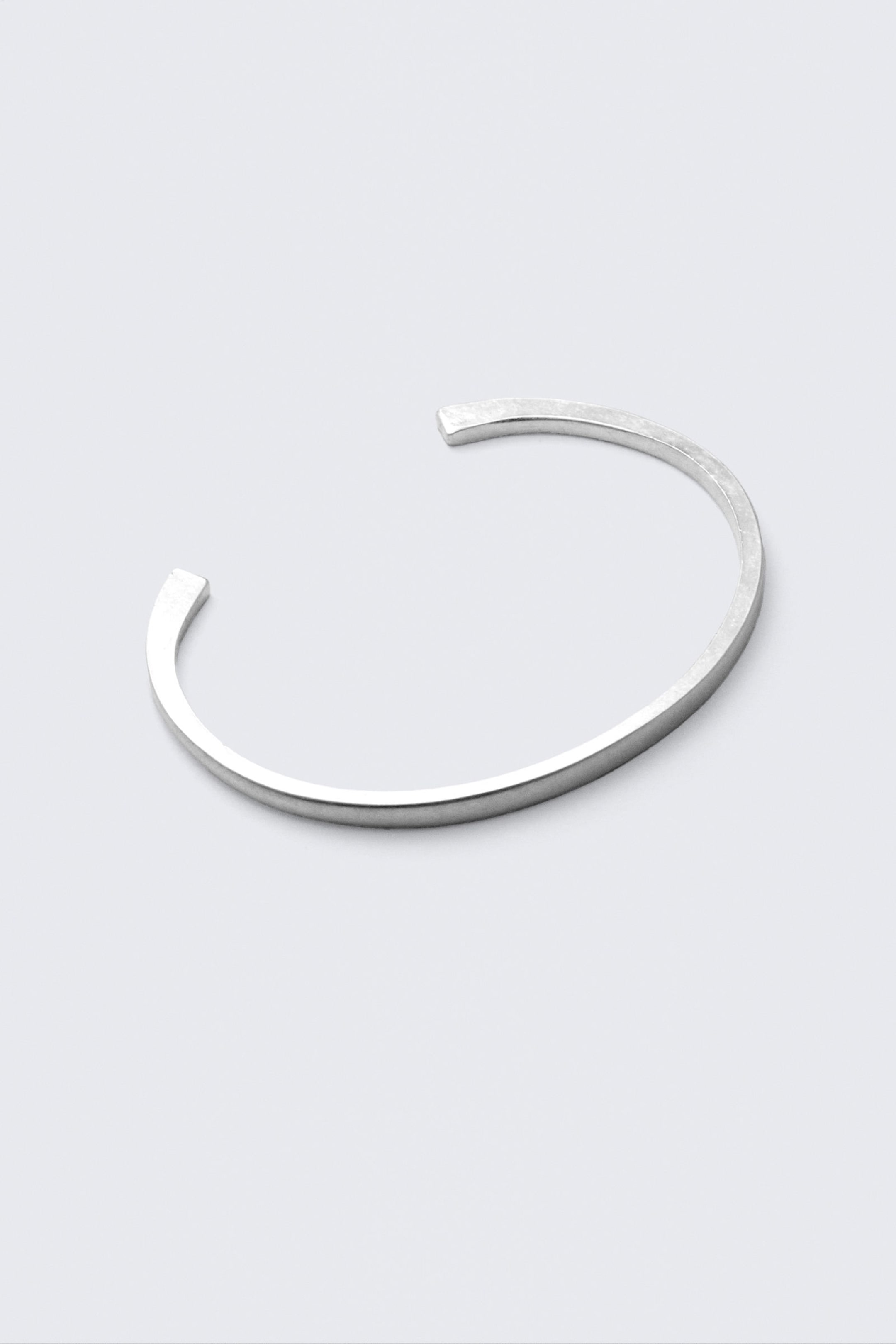 #DFDEDE - Armband med öppen design i silverfärg - 2