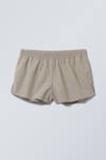 Beige - Sportliche Mini-Shorts aus Nylon - 0