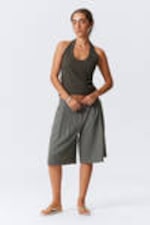 Dunkelgrau meliert - Weite, plissierte Shorts aus Anzugstoff - 0