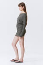 Schwarz/Grau gestreift - Drapiertes, asymmetrisches Langarm-Minikleid - 2