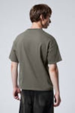 Dunkles, gedecktes Khaki - Kastiges T-Shirt - 2