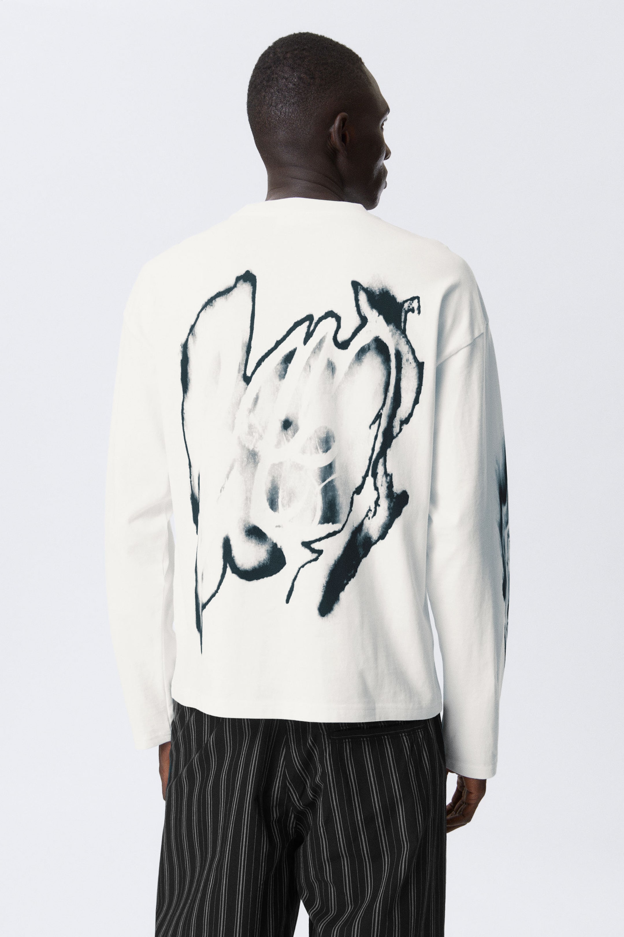 Weiß - Abstrakter Print - Kastiges Langarmshirt mit Grafikprint - 2