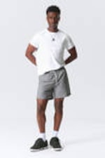 Schwarz gestreift - Gestreifte Shorts aus Leinenmischung - 0