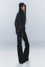 Waschung "Extra Black" - Skinny-Jeans mit Schlag und niedrigem Bund - 1