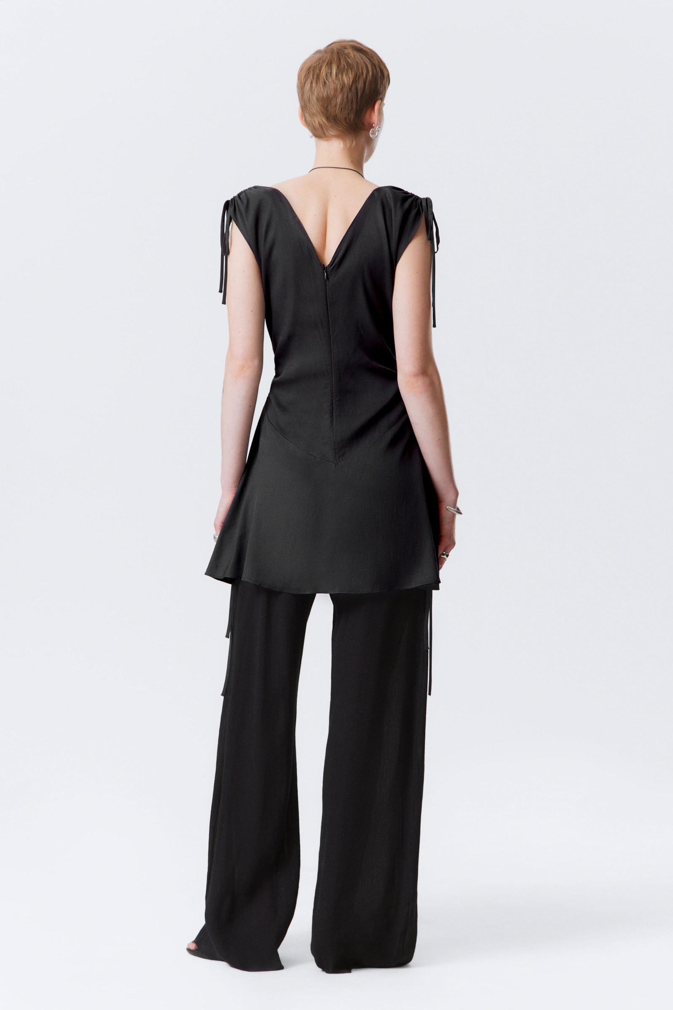 Dunkelgrau - Ärmelloses Minikleid mit V-Ausschnitt - 3