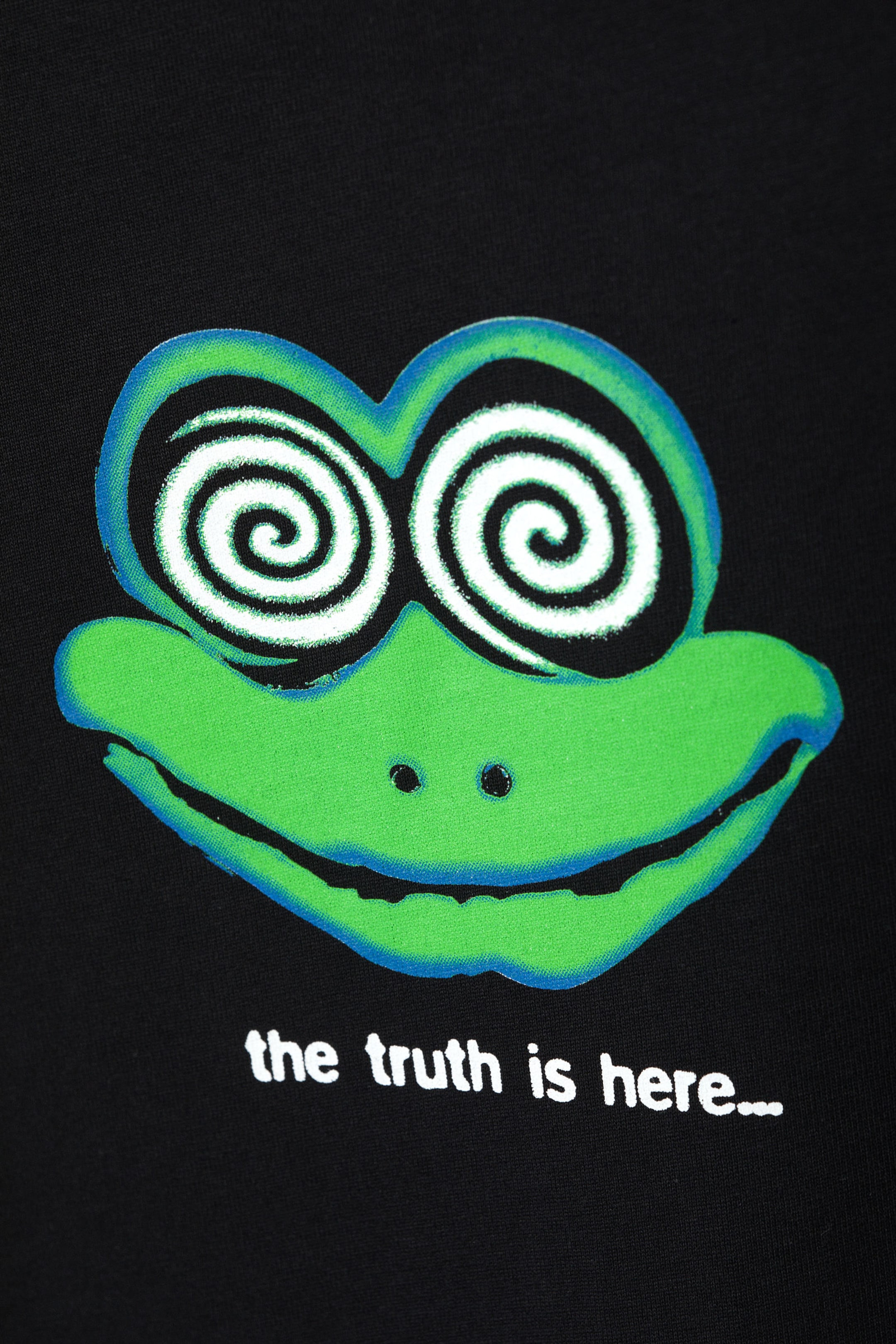 Svart - The truth is here - En boxig, grafisk t-shirt med tryck - 1