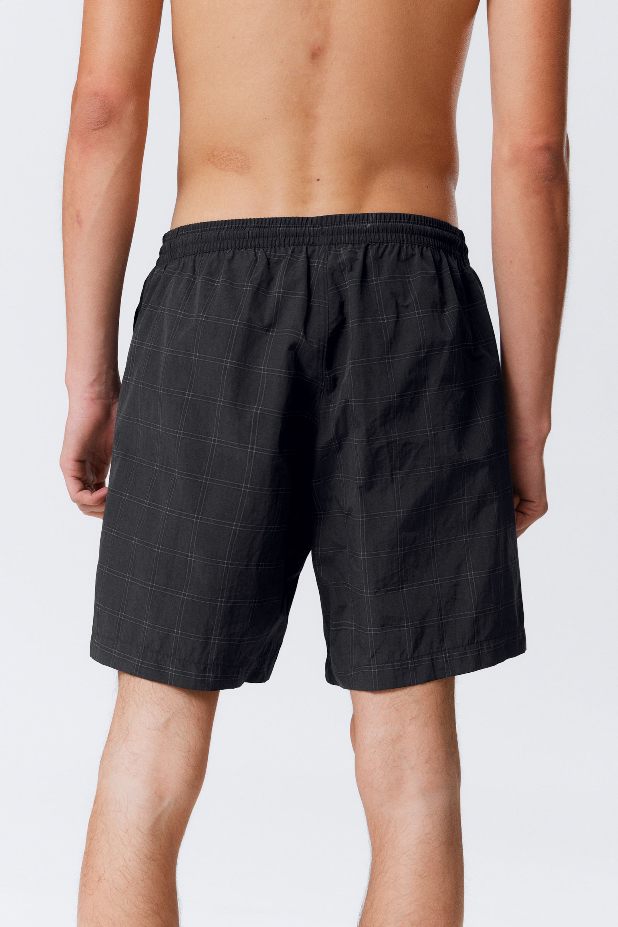 Schwarz kariert - Badeshorts aus kariertem Nylon - 3