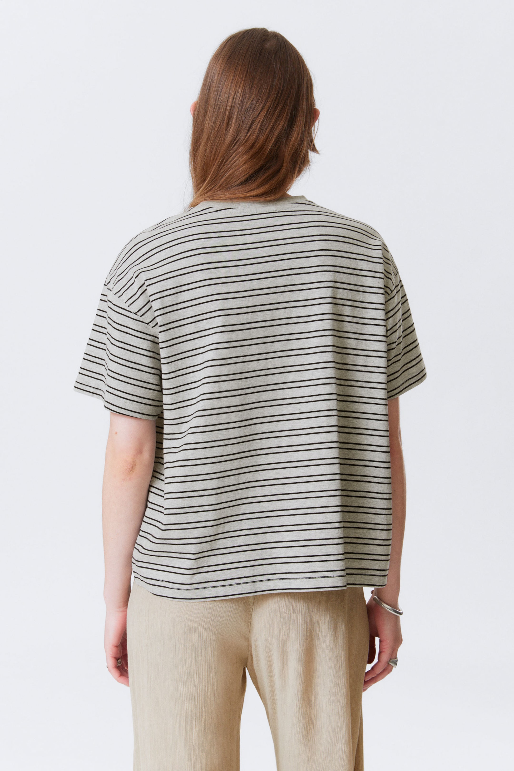 Grau gestreift - Relaxtes Boxy-T-Shirt aus Baumwolle - 2