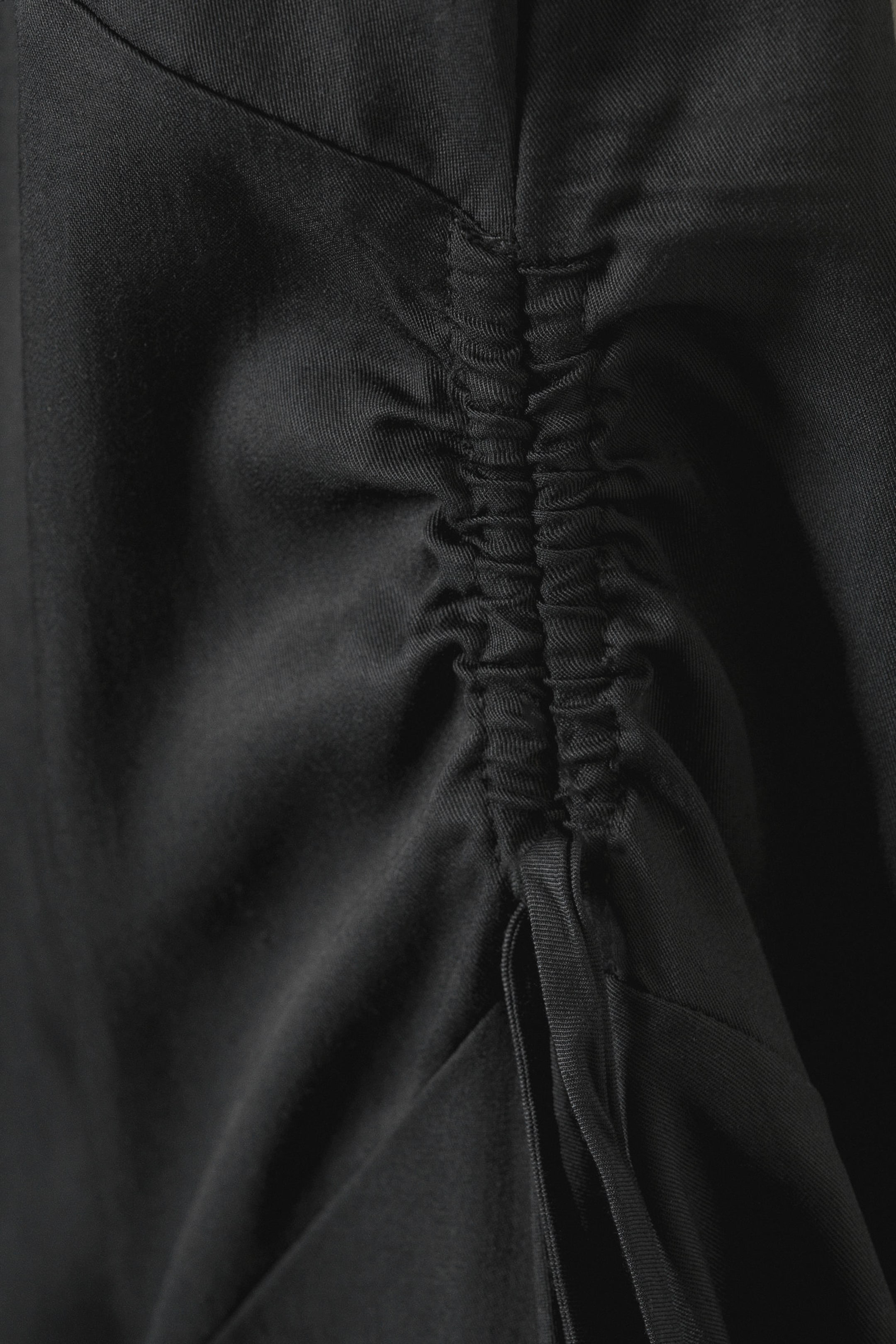 Dunkelgrau - Ärmelloses Minikleid mit V-Ausschnitt - 5