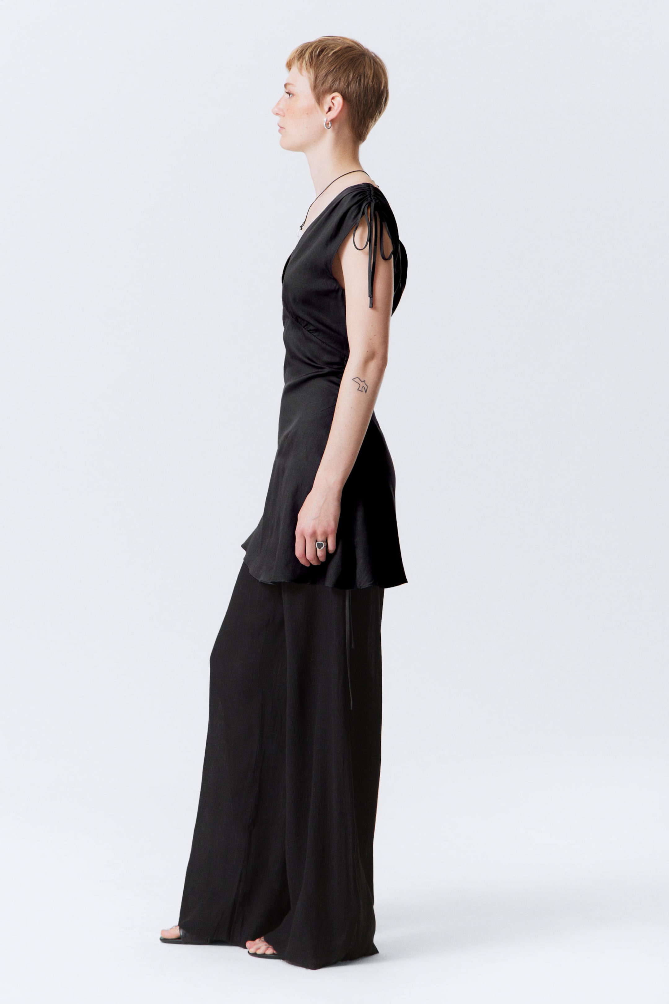 Dunkelgrau - Ärmelloses Minikleid mit V-Ausschnitt - 2