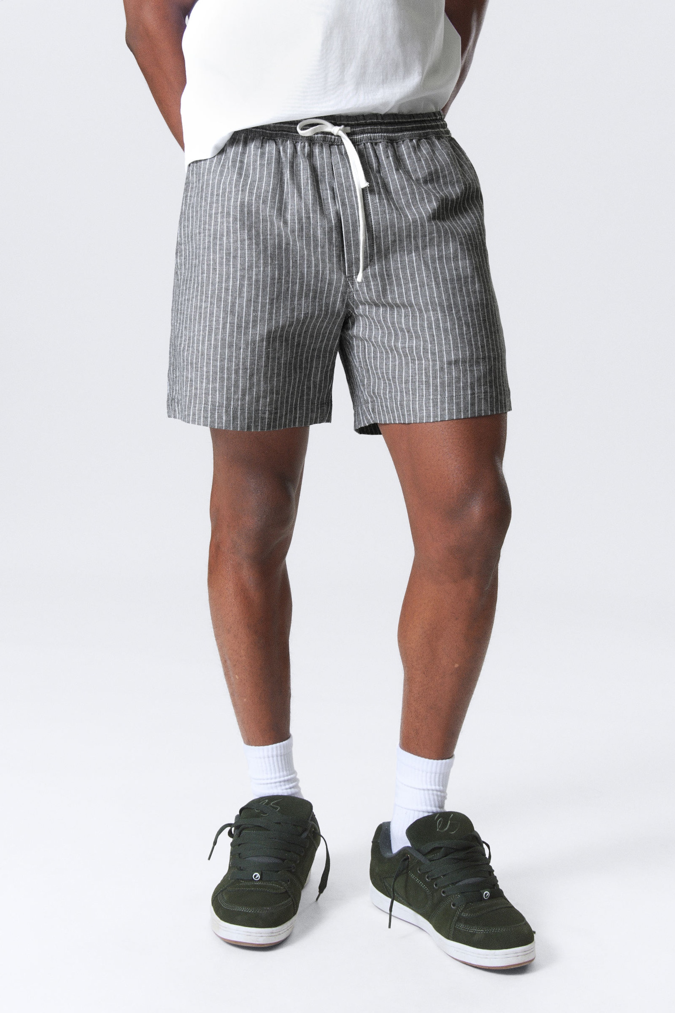 #272628 - Randiga shorts i linneblandning - 2