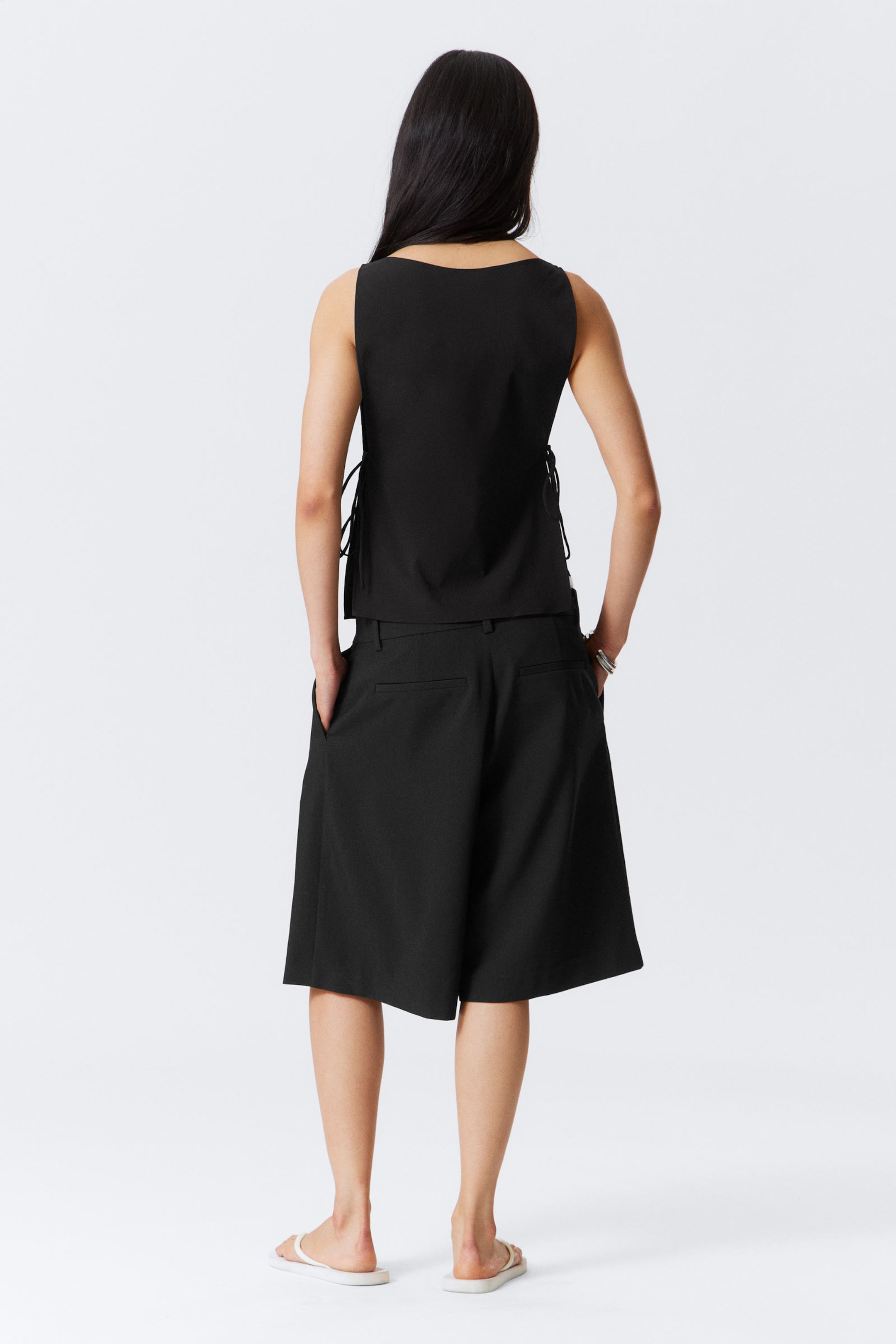 Zwart - Mouwloze top met boothals en strikbandjes - 3