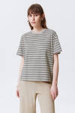 Grau gestreift - Relaxtes Boxy-T-Shirt aus Baumwolle - 0