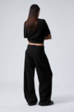 Schwarz - Weite Anzughose mit niedriger Taille - 2