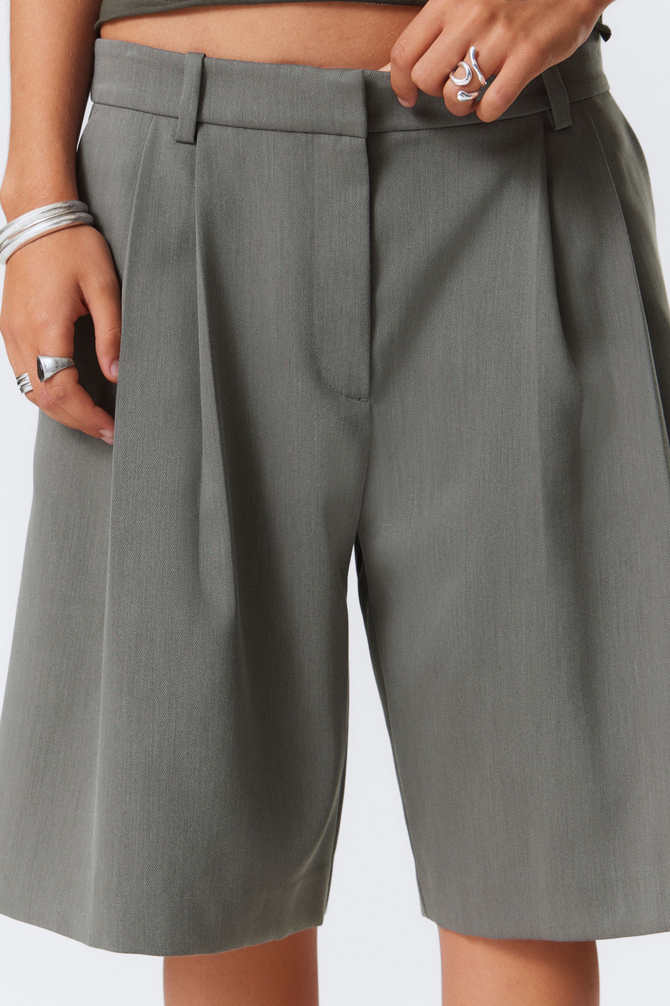 Dunkelgrau meliert - Weite, plissierte Shorts aus Anzugstoff - 2