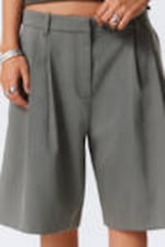 Dunkelgrau meliert - Weite, plissierte Shorts aus Anzugstoff - 2