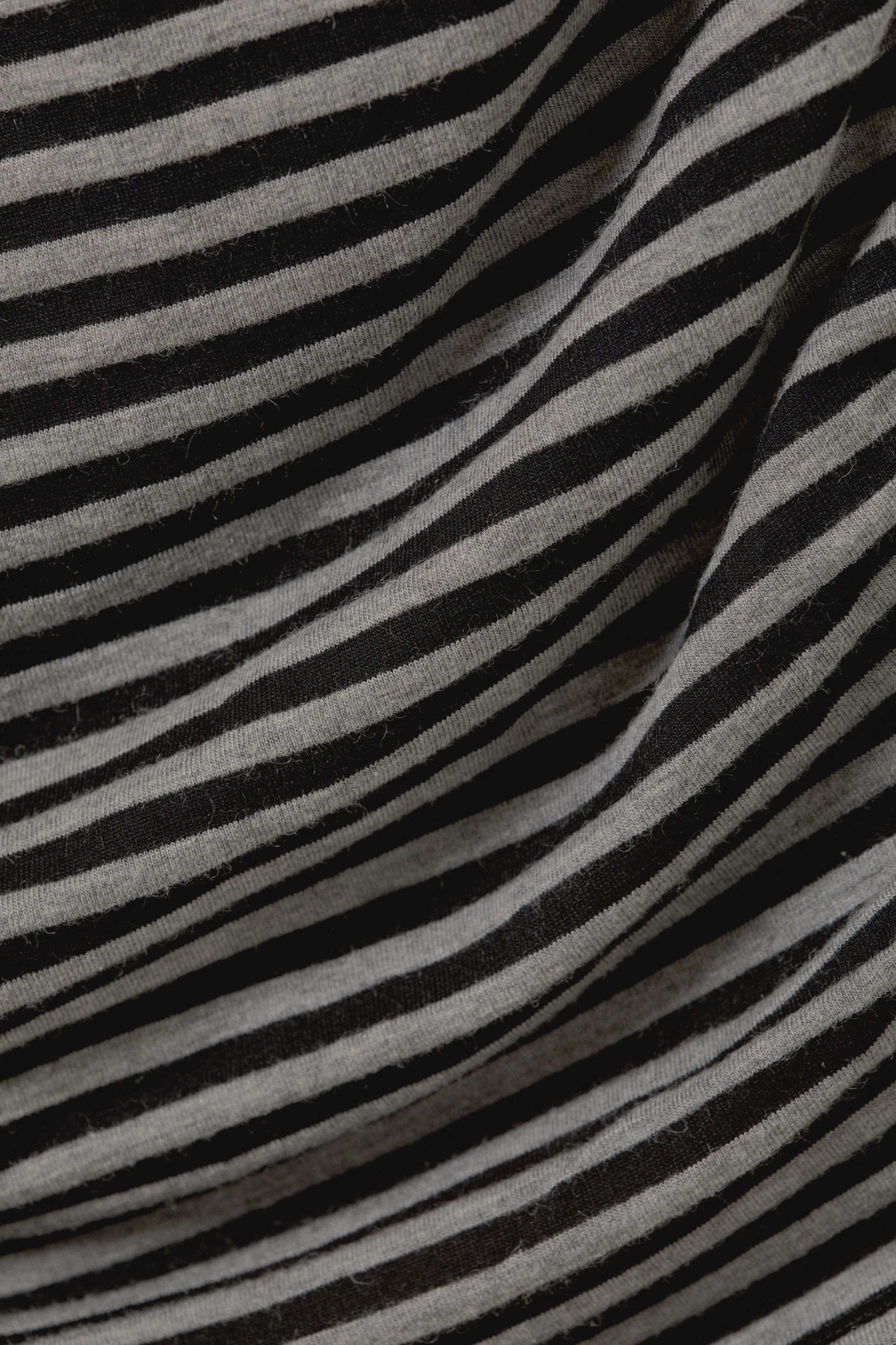 Schwarz/Grau gestreift - Drapiertes, asymmetrisches Langarm-Minikleid - 5