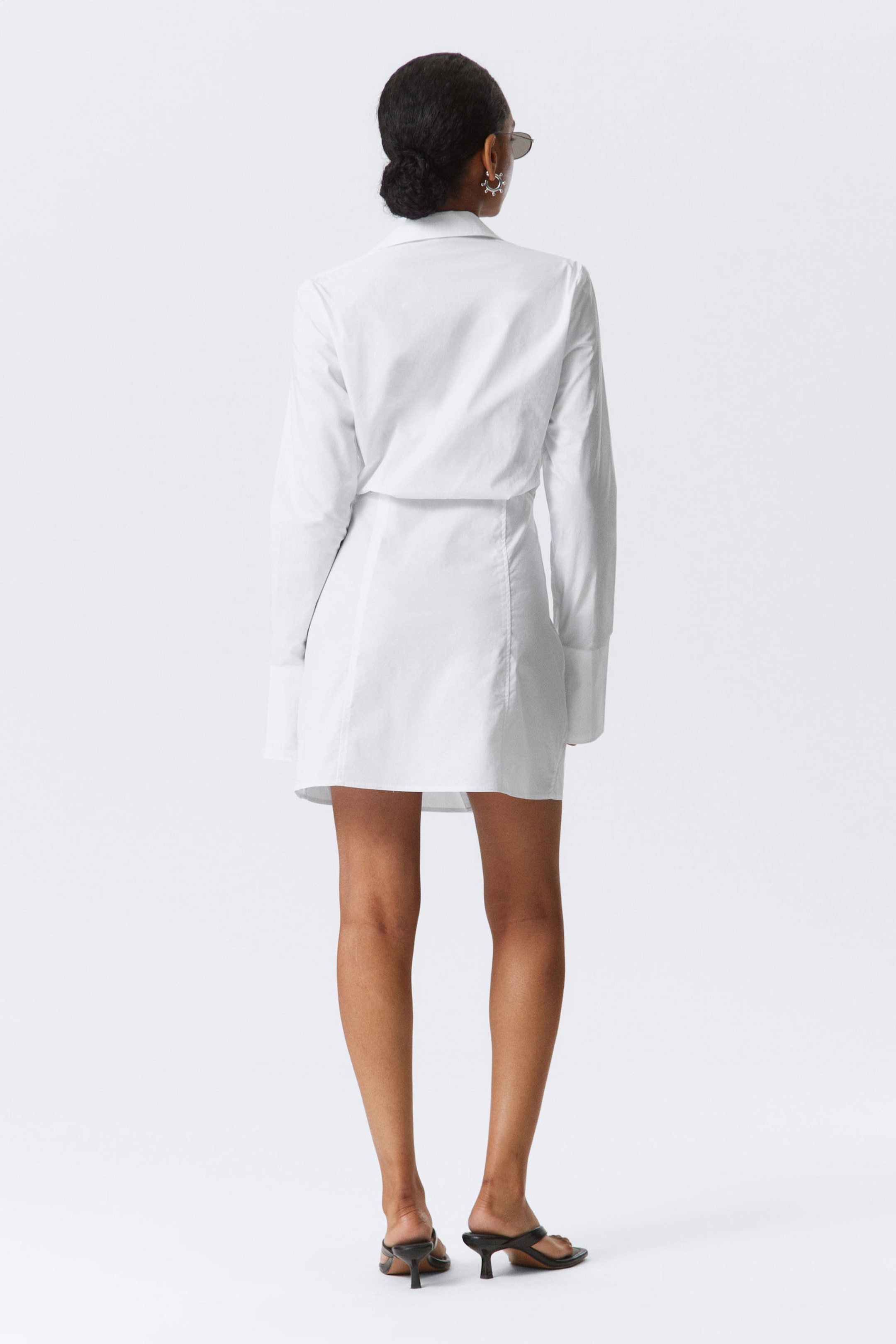Weiß - Langärmliges asymmetrisches Mini-Hemdkleid - 3